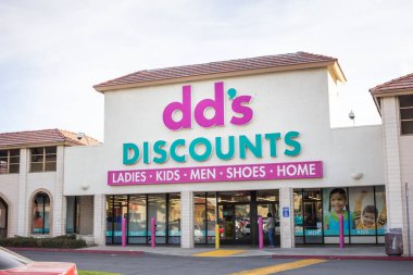 Fontana, California / ABD - 01 / 26 / 2020: DD 'nin İndirimleri olarak bilinen mağaza mağazası için bir ön tabela.