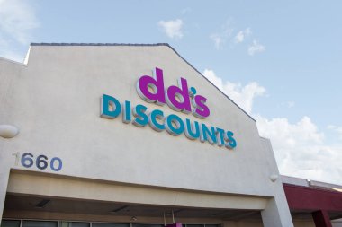 Anaheim, California, ABD - 01-31-2020: DD 's Discount olarak bilinen giyim perakende mağazasının ön tabelâsı.