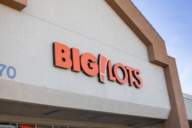 Anaheim, California, ABD - 01-31-2020: Big Lots olarak bilinen mağazanın ön tabelâsı.