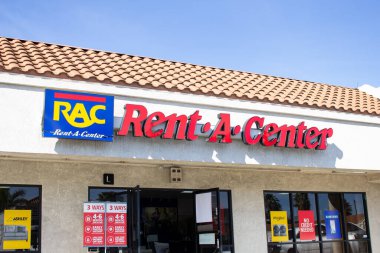 Anaheim, California, ABD - 01-31-2020: Bir elektronik mağaza zinciri için bir mağaza önü tabelası Rent-A-Center veya Rent A Center olarak bilinir..