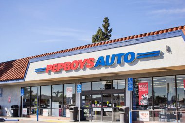Downey, California, ABD - 01-31-2020: Pep Boys oto yedek parça mağazası için bir tabela manzarası.