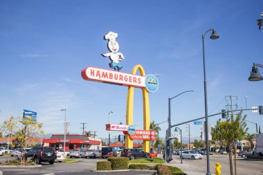 Downey, California, ABD - 01-31-2020: McDonald 's' ın hala faaliyet gösteren en eski fast food restoranının klasik sokak tabelasının manzarası.