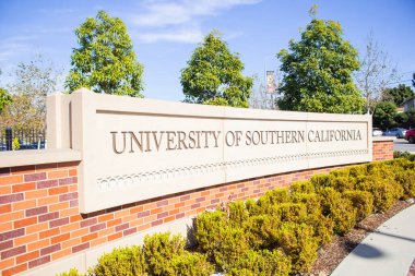 Los Angeles, California, ABD - 01-31-2020: Güney Kaliforniya Üniversitesi için bir giriş tabelası manzarası.