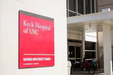 Los Angeles, Kaliforniya / ABD - 01 / 31 / 2020: USC Norris Yatılı Kulesi Keck Hastanesi 'nin giriş tabelasının manzarası.