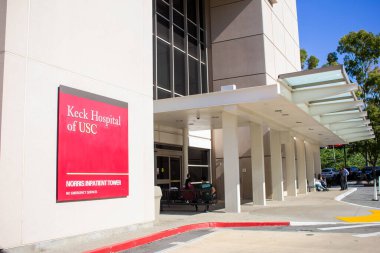 Los Angeles, California, ABD - 01-31-2020: USC Norris Yatılı Kulesi Keck Hastanesi 'ne giriş tabelası manzarası.