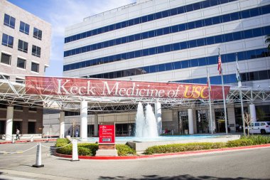 Los Angeles, Kaliforniya / ABD - 01 / 31 / 2020: Ön plaza alanının manzarası ve USC Keck Tıp Okulu için imza.