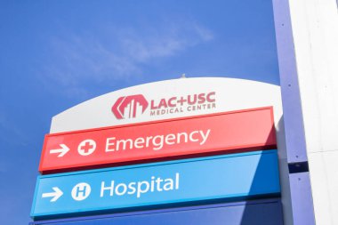 Los Angeles, California, ABD - 01-31-2020: LAC + USC Tıp Merkezi olarak bilinen hastanenin giriş ve rota rehberinin bir görüntüsü.