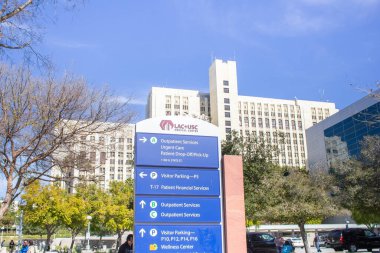 Los Angeles, California, ABD - 01-31-2020: LAC + USC Tıp Merkezi olarak bilinen hastanenin giriş ve rota rehberinin bir görüntüsü.