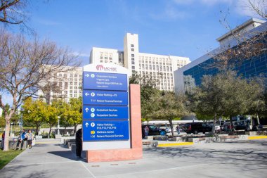 Los Angeles, California, ABD - 01-31-2020: LAC + USC Tıp Merkezi olarak bilinen hastanenin giriş ve rota rehberinin bir görüntüsü.