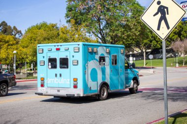 Los Angeles, Kaliforniya / ABD - 01 / 31 / 2020: Sokaktaki Ambulnz ambulansı manzarası.