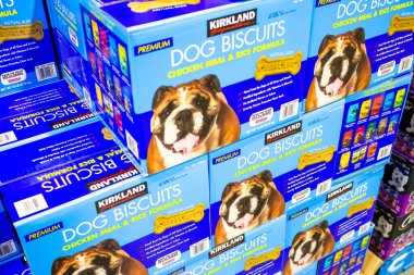 Alhambra, California / ABD - 01 / 31 / 2020: Yerel bir Costco 'da birkaç paket Kirkland İmza Köpek Bisküvisi sergileniyor.