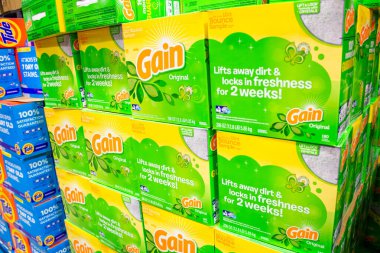 Alhambra, California / ABD - 01 / 31 / 2020: Gain 'in çok sayıda büyük paketinin görüntüsü Orijinal çamaşır deterjanı yerel büyük bir markette sergileniyor.