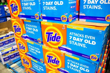Alhambra, California / ABD - 01 / 31 / 2020: Çok sayıda büyük Tide paketinin görüntüsü Orijinal çamaşır deterjanı yerel büyük bir markette sergileniyor.