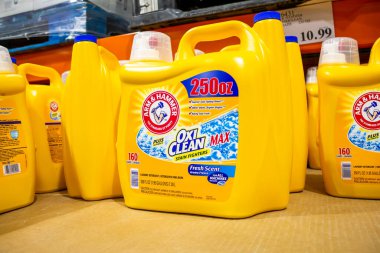 Alhambra, California / ABD - 01 / 31 / 2020: Yerel büyük bir markette sergilenen çok sayıda Arm ve Hammer Oxi Clean Max çamaşır deterjanı konteynırlarının görüntüsü.