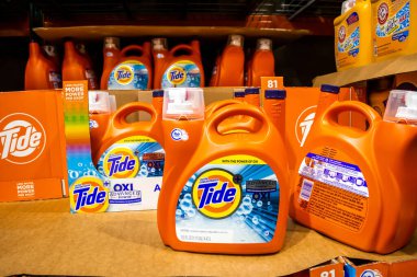 Alhambra, California, ABD - 01-31-2020: Yerel büyük bir market 'te Tide Advanced Power Oxi' nin çok sayıda büyük konteynırının görüntüsü.