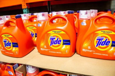 Alhambra, California / ABD - 01 / 31 / 2020: Yerel büyük bir markette sergilenen çok sayıda Tide ultra yoğunluklu çamaşır deterjanı konteynırının görüntüsü.
