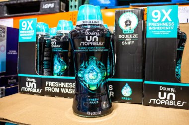Alhambra, California / ABD - 01 / 31 / 2020: Yerel büyük bir markette sergilenmekte olan Downy Unstopables kokulu boncukların görüntüsü.