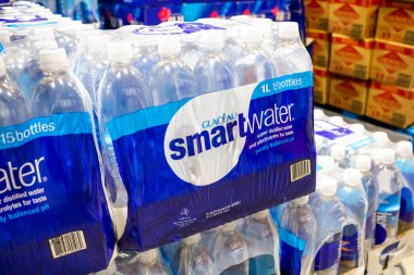 Alhambra, California, ABD - 01-31-2020: Yerel büyük bir markette sergilenen çok sayıda SmartWater su şişesinin görüntüsü.