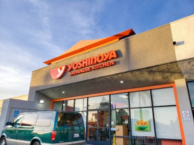 Alhambra, California, ABD - 01-31-2020: Yoshinoya olarak bilinen Japon fast food restoranının ön tabelası.