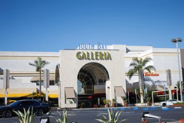 Redondo Beach, California, ABD - 02-03-2020: South Bay Galleria alışveriş merkezinin işaret ve girişinin geniş bir görüntüsü.