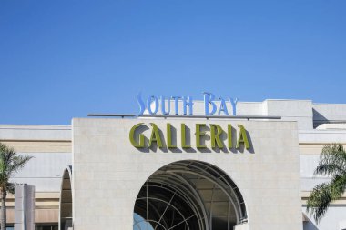 Redondo Beach, California, ABD - 02-03-2020: South Bay Galleria alışveriş merkezi tabelasının manzarası.