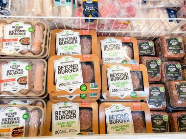 Los Angeles, California, ABD - 04-04-2020: Beyond Meat ürünlerinin çeşitli paketleri yerel bir bakkalda sergileniyor.