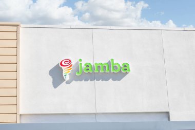 Rialto, California / ABD - 02 / 06 / 2020: Jamba olarak bilinen meyve suyu restoranının mağaza önü tabelası.