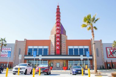 Rialto, California / ABD - 02 / 06 / 2020: Cinemark Rönesans Pazarı ve XD olarak bilinen sinema salonu için ön plaza alanı manzarası. 