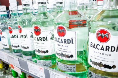 Moreno Vadisi, Kaliforniya / ABD - 02 / 06 / 2020: Yerel bir bakkalda sergilenen çok sayıda Bacardi romu manzarası.