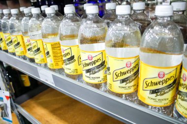 Moreno Vadisi, Kaliforniya, ABD - 02-06-2020: Yerel bir bakkalda sergilenen çok sayıda Schweppes tonik suyunun görüntüsü.