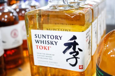 Moreno Vadisi, Kaliforniya, ABD - 02-06-2020: Yerel bir bakkalda sergilenen çok sayıda şişe Suntory Whisky Toki manzarası.