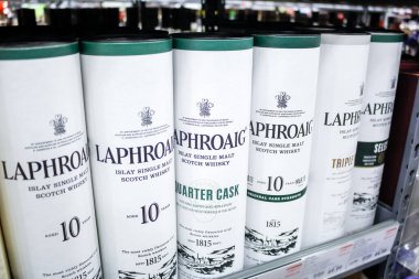 Moreno Vadisi, Kaliforniya, ABD - 02-06-2020: Yerel bir bakkalda sergilenen birkaç şişe Laphroaig Scotch viskisinin manzarası.