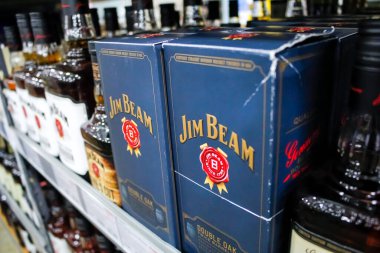 Moreno Vadisi, Kaliforniya / ABD - 02 / 06 / 2020: Yerel bir bakkalda sergilenen çok sayıda şişe Jim Beam viskisi manzarası.