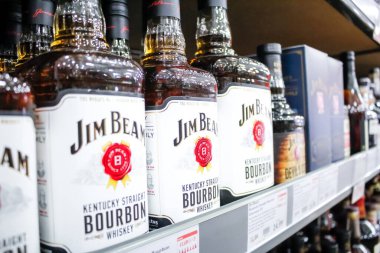 Moreno Vadisi, Kaliforniya / ABD - 02 / 06 / 2020: Yerel bir bakkalda sergilenen çok sayıda şişe Jim Beam viskisinin görüntüsü.