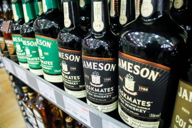Moreno Vadisi, Kaliforniya, ABD - 02-06-2020: Yerel bir bakkalda sergilenen Jameson Whiskey ürünlerinin çeşitli çeşitleri.
