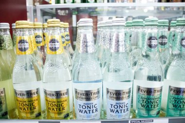 Moreno Vadisi, Kaliforniya, ABD - 02-06-2020: Yerel bir markette sergilenen çok sayıda Ateş Ağacı veya Ateş Ağacı tonik suyunun görüntüsü.