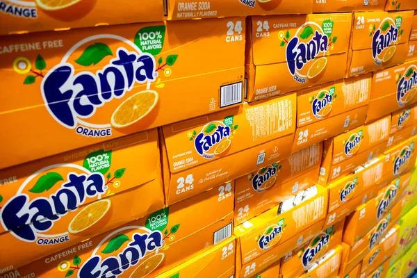 Alhambra Kalifornien Usa 2020 Över Flera Lådor Med Apelsin Fanta — Stockfoto