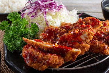 Baharatlı tavuk katsu tabağının yakından görüntüsü..