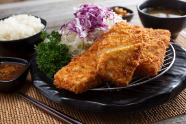 Bir tabak tofu katsu manzarası.