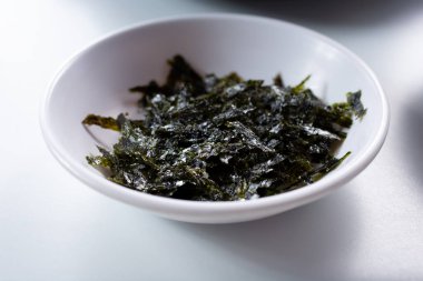 Bir kâse öğütülmüş baharatlı nori 'nin yakından görüntüsü..