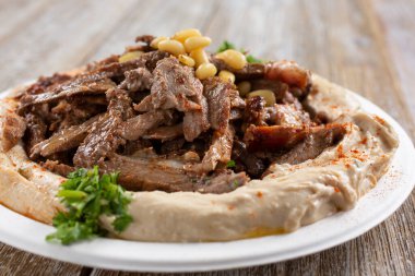 Biftek soslu humus tabağı..