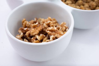 İçi ceviz dolu bir parti tepsisinin yakından görüntüsü.. 