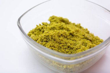 Yakın çekim cam bir kase fıstıklı fıstık..