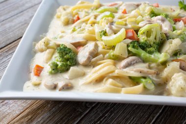 Bir tabak fettuccine prima vera manzarası.
