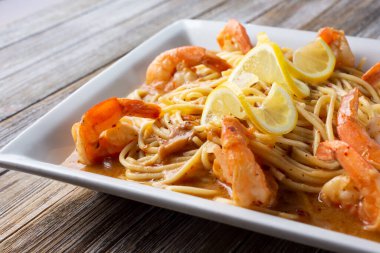 Bir tabak karides karidesinin yakın çekim görüntüsü.