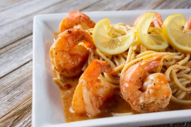 Bir tabak karides karidesinin yakın çekim görüntüsü.