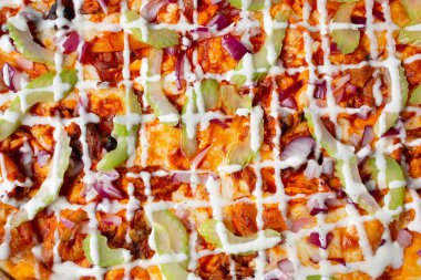 BBQ tavuklu pizzanın arka plan olarak aşağı doğru bir görüntüsü..