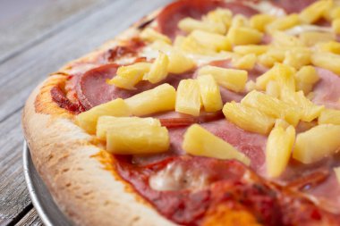 Hawaii pizzasının yakın plan görüntüsü..