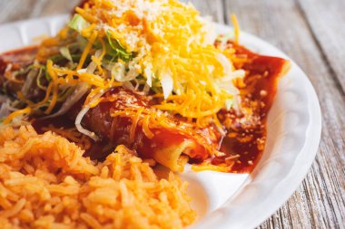 Enchilada tabağının yakın plan görüntüsü.