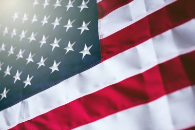 Amerika Birleşik Devletleri bayrağına ışık saçan açılı bir bakış açısı.
